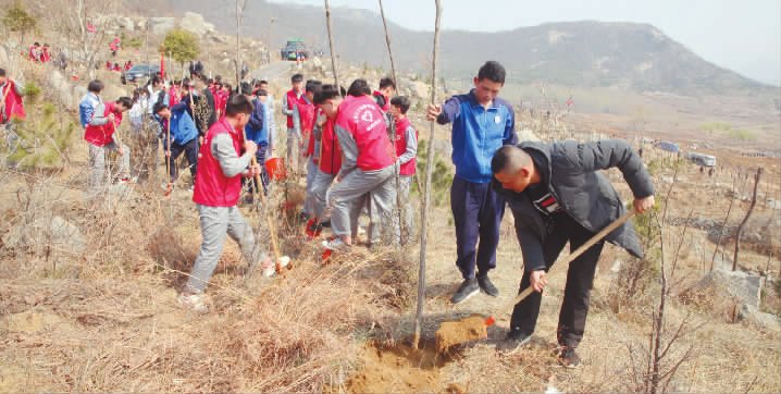 我院200余名師生志愿者參加義務(wù)植樹(shù)活動(dòng)