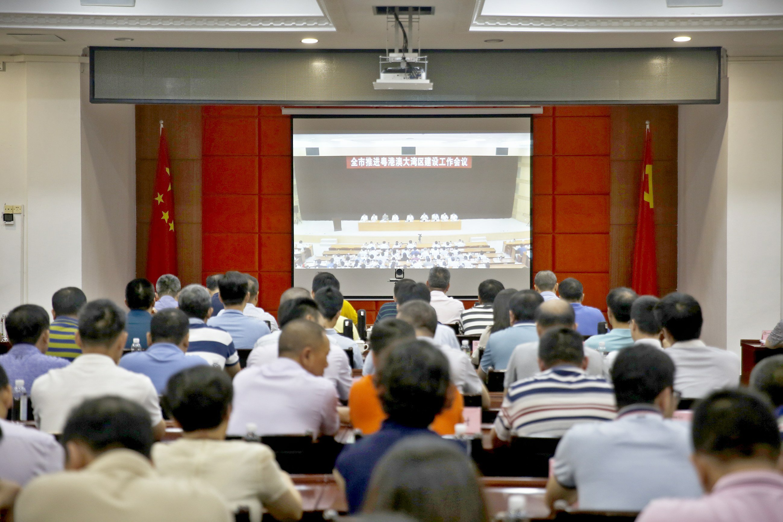 我鎮(zhèn)組織收看收聽(tīng)全市推進(jìn)粵港澳大灣區(qū)建設(shè)工作會(huì)議電視電話會(huì)議準(zhǔn)確把握《粵港澳大灣區(qū)發(fā)展規(guī)劃綱要》精神加快推動(dòng)各項(xiàng)工作落實(shí)