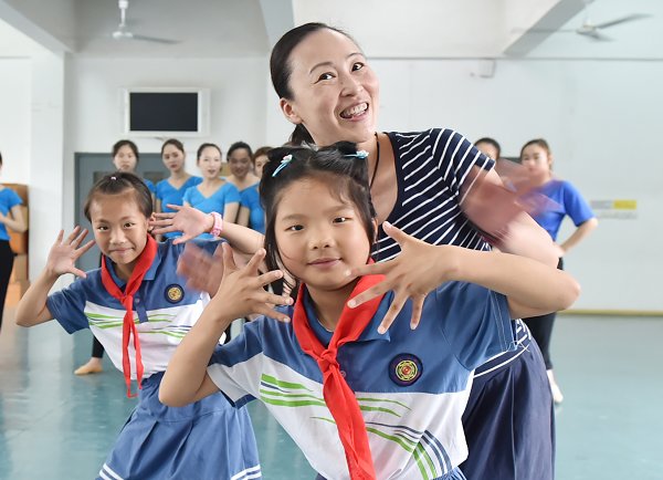 宜春學(xué)院音體美支教點、扶貧點小學(xué)生來校共度六一