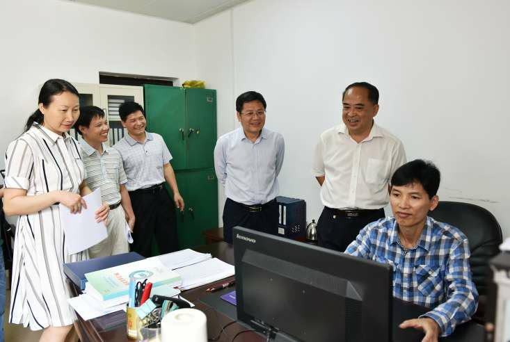 卢万兵一行在农垦检查指导工作