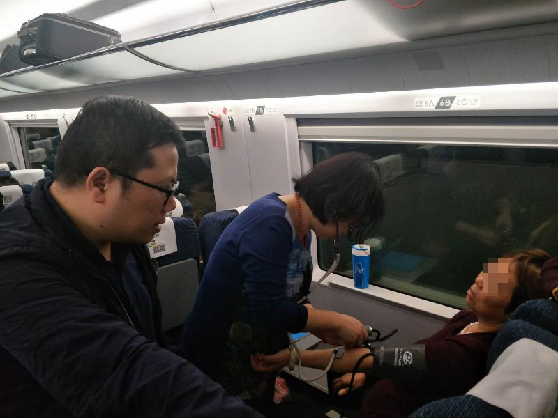 頭條 高鐵晚點(diǎn)5小時(shí) 車內(nèi)多名旅客突發(fā)疾病 我院醫(yī)務(wù)人員緊急施救.jpg