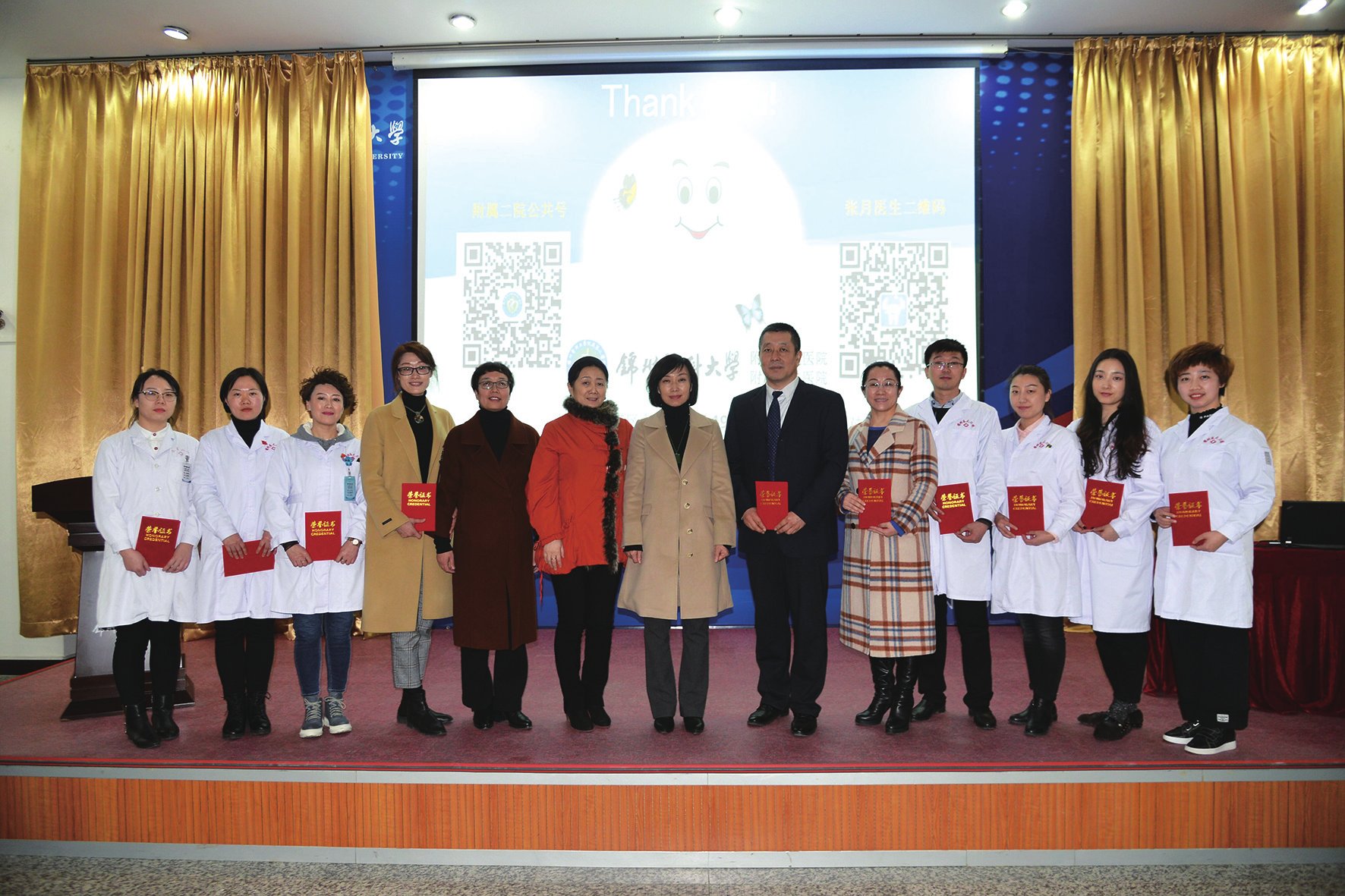 图为学校副校长张丽娟为附属第二医院口腔专家团队颁发活动证书.