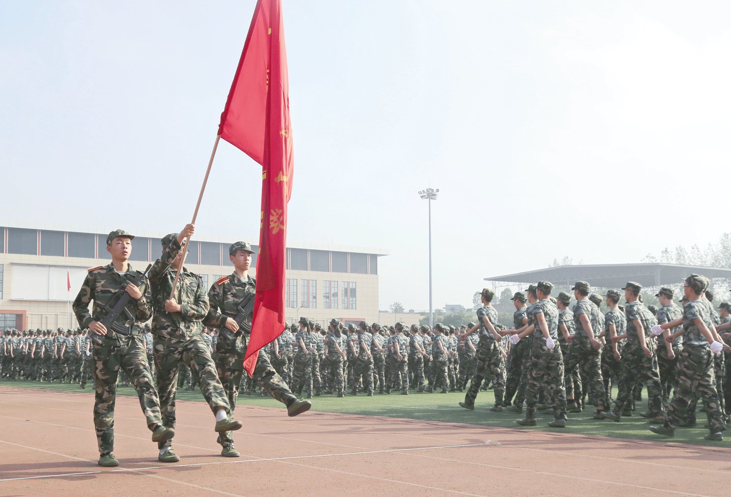 學校2018級本科新生開學典禮暨軍訓成果匯報隆重舉行