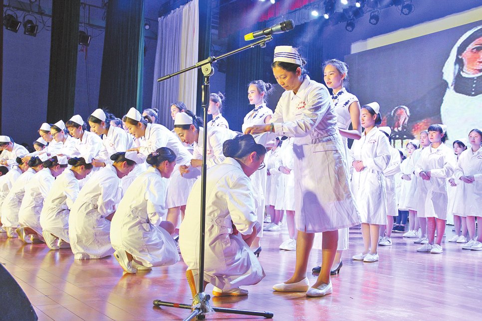 青春心向黨建功新時代——學校舉辦文藝匯演獻禮五四運動100周年和5·12國際護士節(jié)