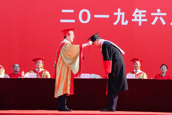 仲夏曲園譜寫畢業(yè)驪歌儒風(fēng)海韻見證桃李滿園我校隆重舉行2019年畢業(yè)典禮暨學(xué)位授予儀式黨委書記戚萬學(xué)為西部計劃志愿者授旗校長張洪海寄語畢業(yè)學(xué)子“始終溫暖有光”