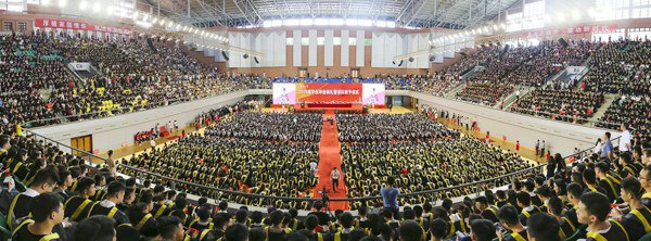 我校舉行2019屆學(xué)生畢業(yè)典禮暨學(xué)位授予儀式，校長李清彪寄語畢業(yè)生：拼世界贏天下