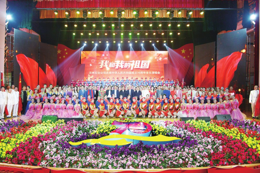公司领导、 西固区区委区政府领导与演出人员合影。 (李发龙)