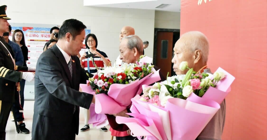 ?月??日?我 校 举 行?庆 祝 中 华 人 民 共 和 国 成 立??周 年?纪 念 章 授 与 仪 式?蔡 明 摄