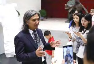 吴为山教授在展览现场 (来源:中国文化网 摄影 / 杜洋)