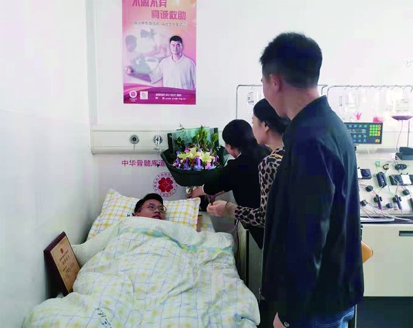 师生看望陈任典。