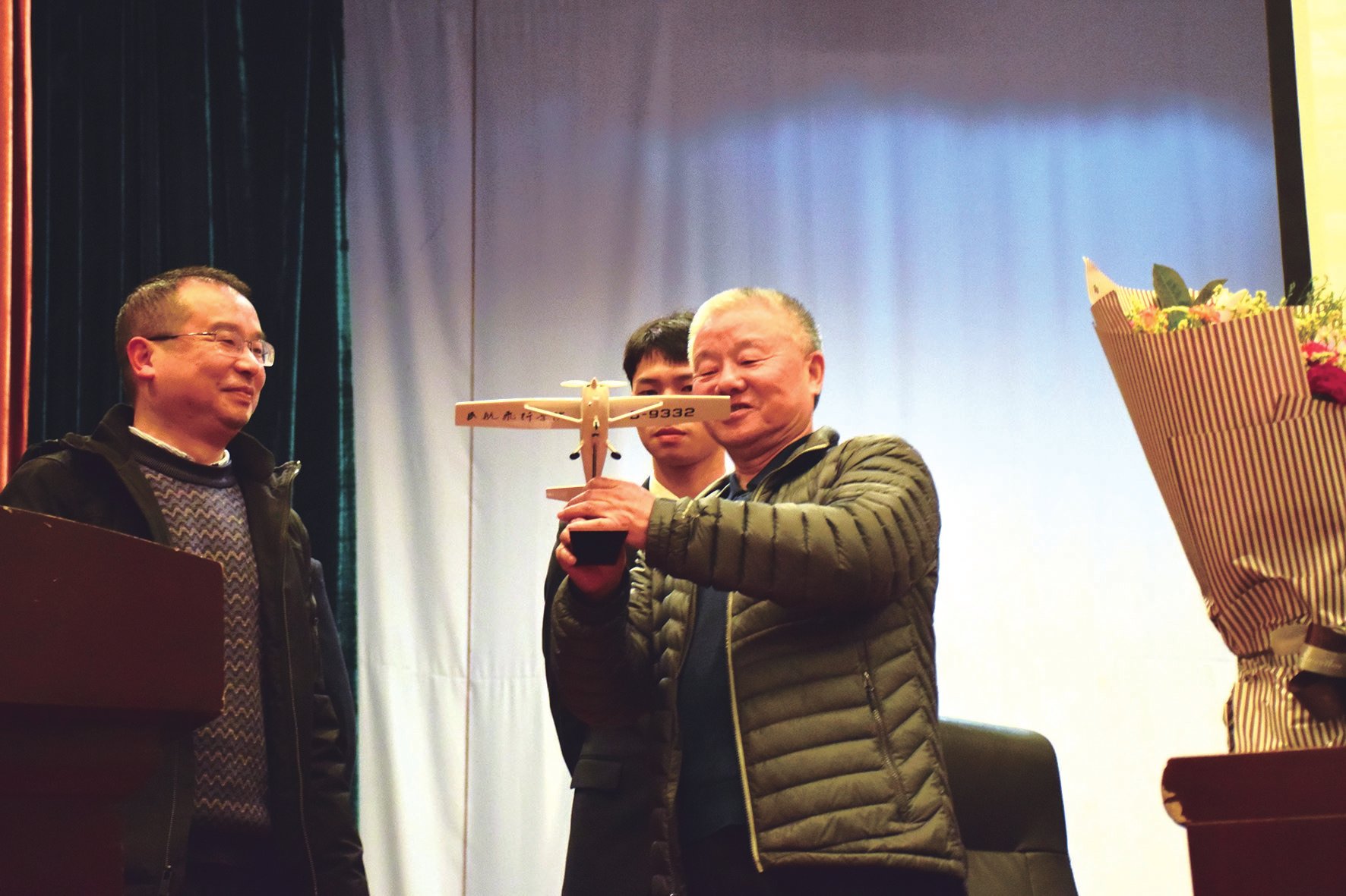 陈国华将军来我校讲座