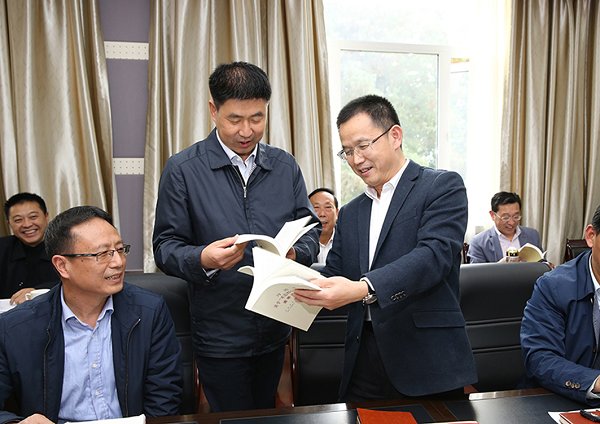 11月5日,校党委召开“不忘初心、牢记使命”主题教育第二次推进会,对主题教育进行再安排、再部署、再落实。图为校党委书记宋争辉逐一对部分党员《习近平新时代中国特色社会主义思想学习纲要》《习近平关于“不忘初心、牢记使命”重要论述选编》等学习资料和单位正职的全套学习书籍进行检查,并对持续强化理论学习提出具体指导意见。 王存选 摄