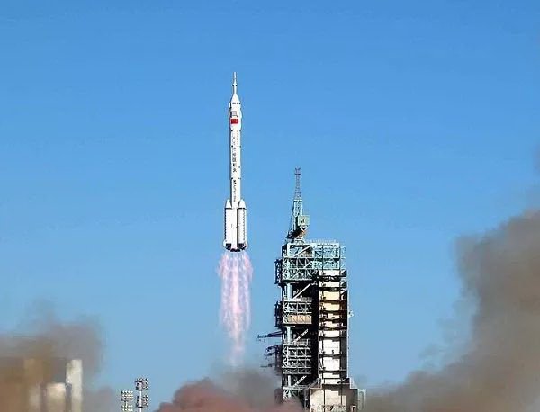2003年我国第一艘载人航天飞船神舟五号发射成功!