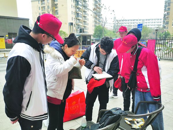 志愿者们在帮助文古小切售卖花椒摄影彭琨