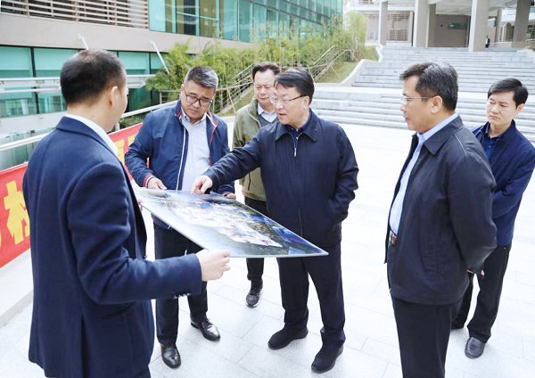■8程建平书记等一起讨论园区建设发展情况