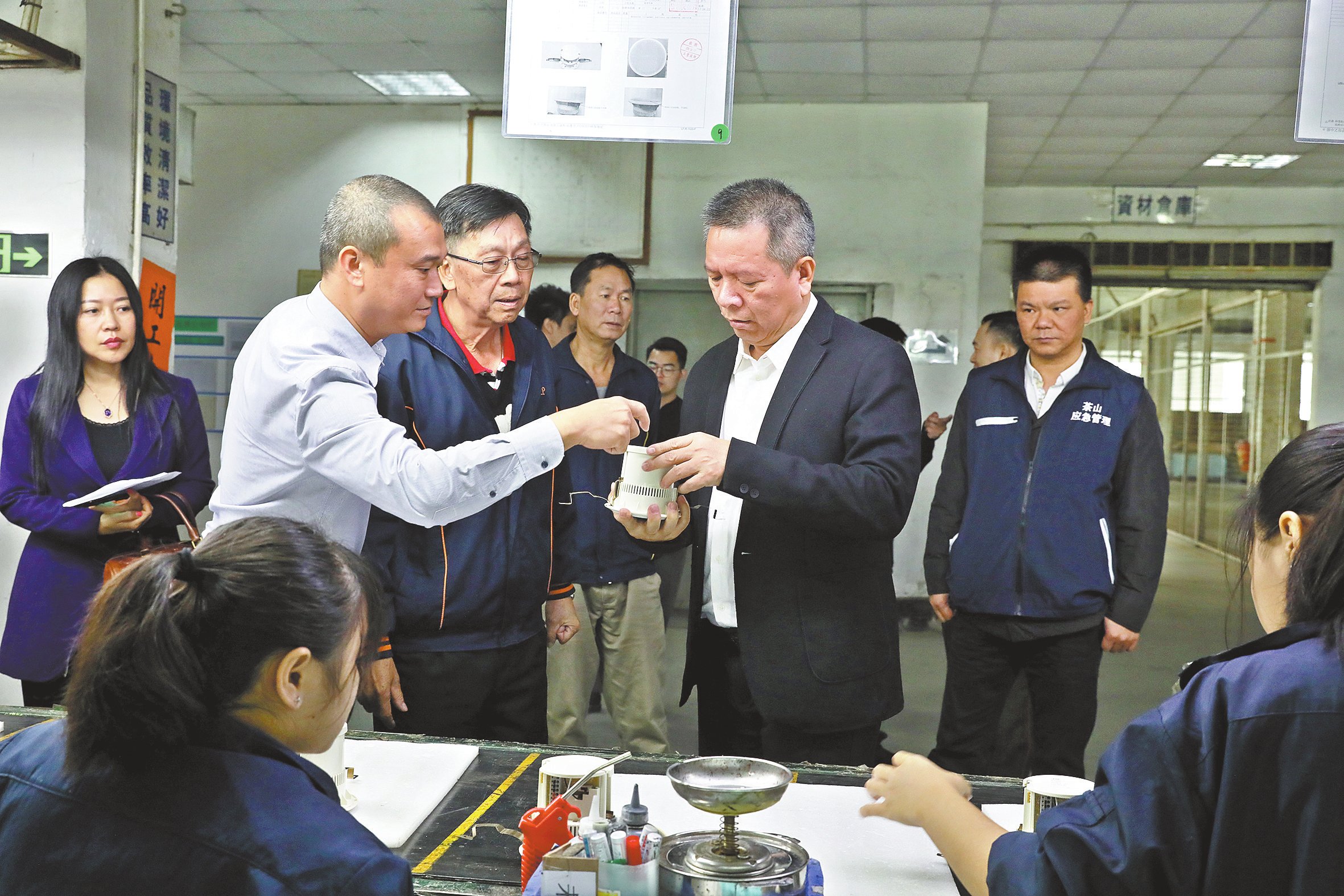 镇委书记黎寿康在企业开展安全生产督导工作镇委书记黎寿康在企业开展安全生产督导工作