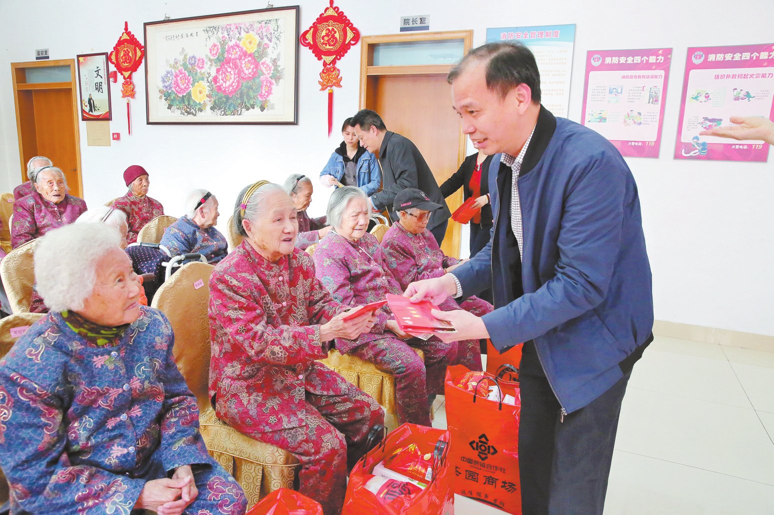 镇委副书记 镇委副书记、 、 镇长黄锦发等镇领导到敬老院开展慰问活动