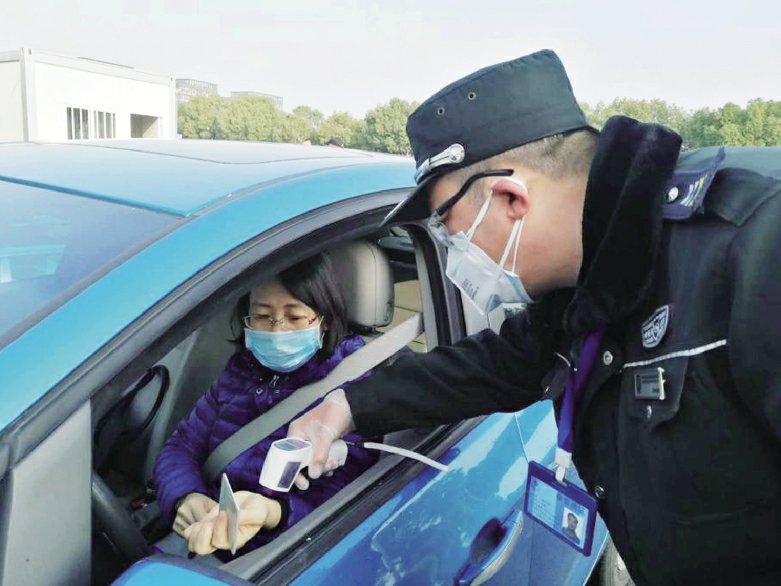 安保人员为进校教师测温