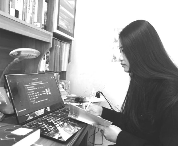 同学们在家学习在线课程
