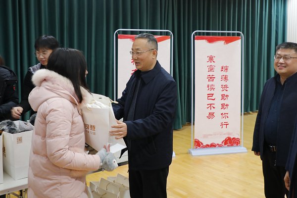 2019年爱心棉衣发放活动举行
