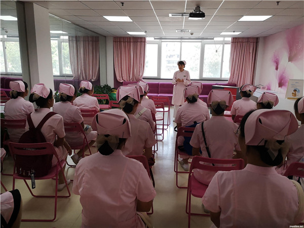 2、护理学专业将新生入学教育课堂搬到医院.jpg