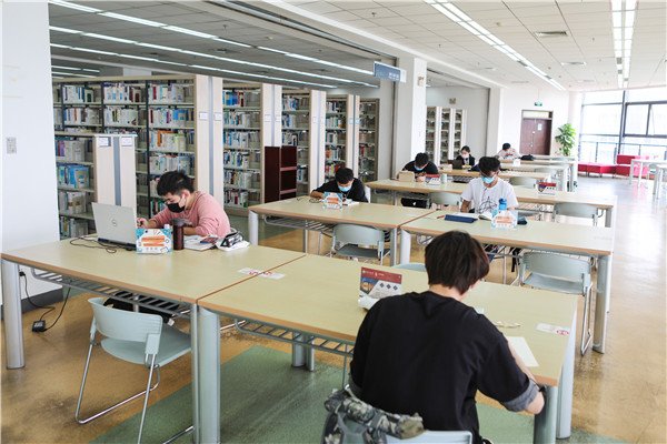 (学生预约后持校园通行卡进入图书馆学习)