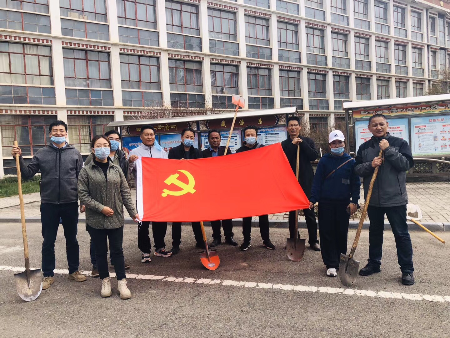 02学校组织开展“校园环境卫生大扫除”主题党日活动1.jpg