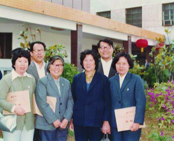 前排左起华滇珂、谈滨若(华岗校长夫人)、吕慧娟、华丹坡,后排左起田广渠、作者。