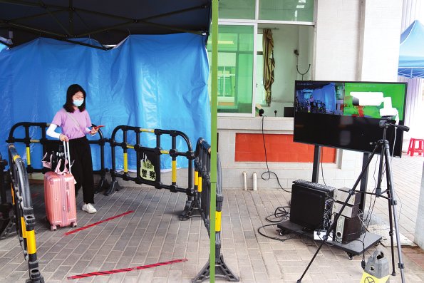 学生出示粤康码 学生测温入校