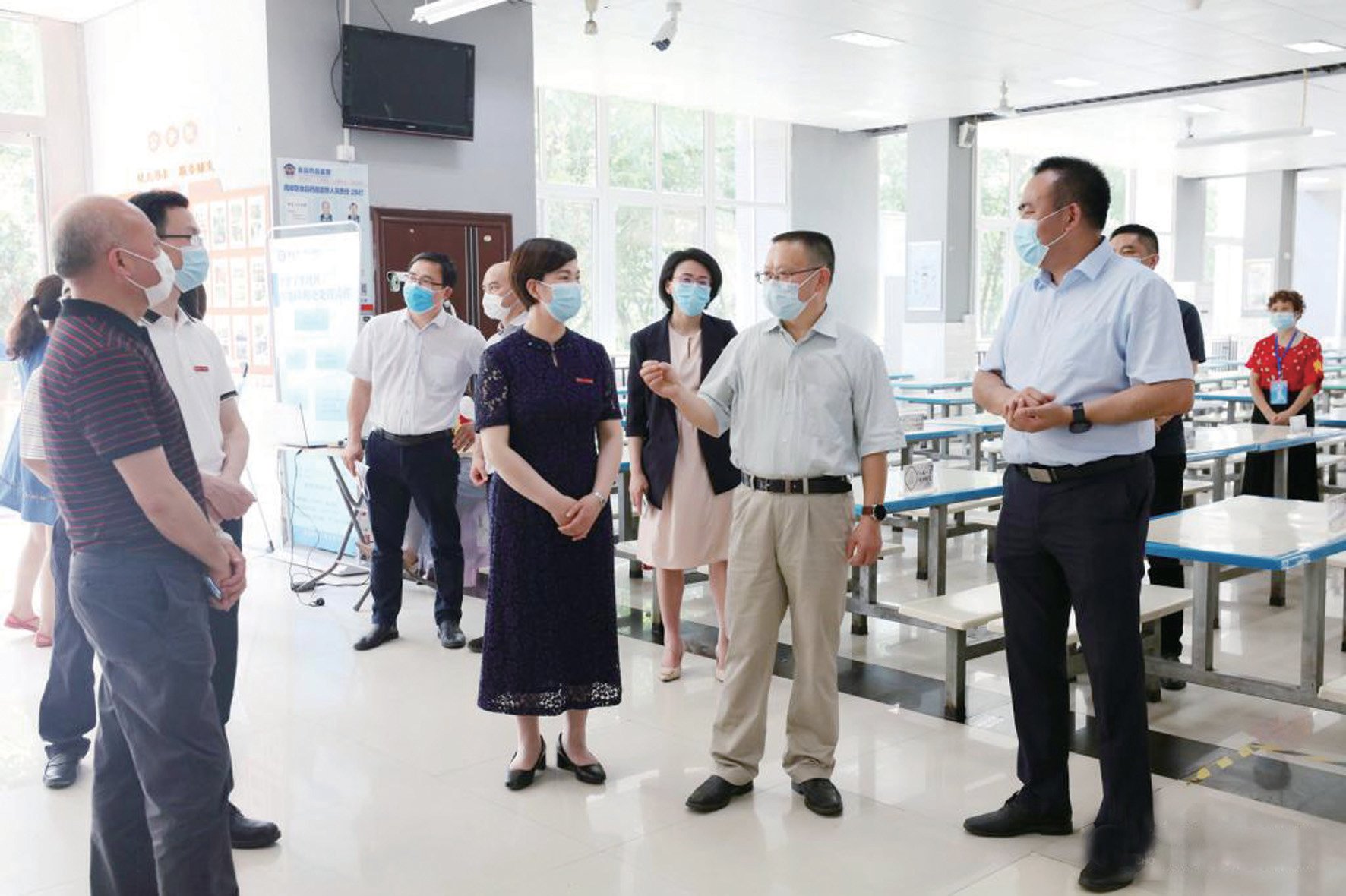 南岸区政协主席甘联君在副区长陈炯及相关部门,街镇负责人陪同下,来校