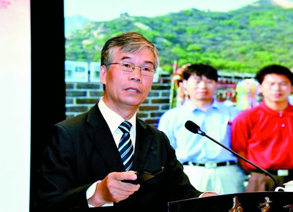 陆建新 1982年毕业于我校工程测量专业。现为中建钢构有限公司华南大区总工程师。先后获 “全国五一劳动奖章”“全国道德模范”等荣誉,被誉为“中国摩天大楼钢构第一人”、大国工匠。