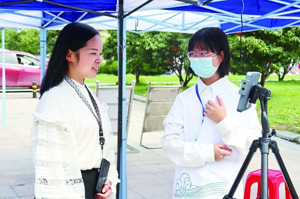程亚勤（左）在迎新现场 记者团 吴桐 摄
