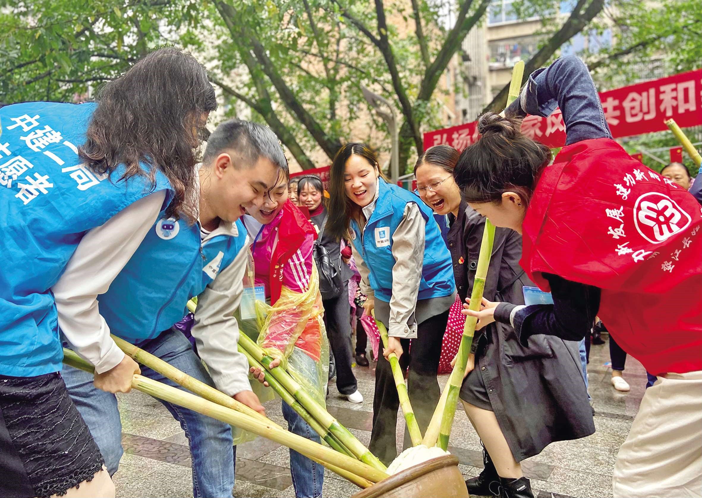 佩茱萸香囊，系祈愿彩带，徜徉林地花丛，感受秋色美景……10月20日，西南公司为重庆市垫江县桂溪街道街坊举行“最美家庭度重阳”活动。工友们来到活动现场，和家人、志愿者们一起打糍粑、猜灯谜。　　夏天／摄