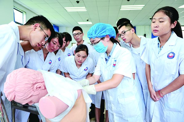 国家临床医学实验教学示范中心老师为学生示范临床技能。