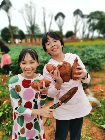 孩子们享受劳动的乐趣孩子们享受劳动的乐趣