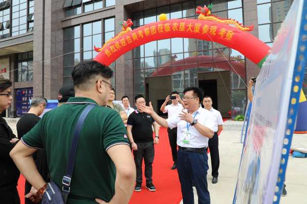 9月28日，自治区台办组织的西南地区台湾商人招商引资洽谈会贵港分会场考察团一行23 人，到西江农场公司进行考察。西江农场公司党委书记、董事长李蔚等领导班子成员陪同。考察团先后深入西江汽车公司、贵港·农垦大厦、农场文化展厅等地参观考察。考察座谈会上，台商根据各自从事的行业领域向农场公司咨询投资营商环境等信息，希望以此次考察为契机，寻找适合的合作项目，实现互利互惠、共赢发展。图为农场公司领导介绍贵港·农垦大厦相关情况。　　（侯莹莹 摄影报道）