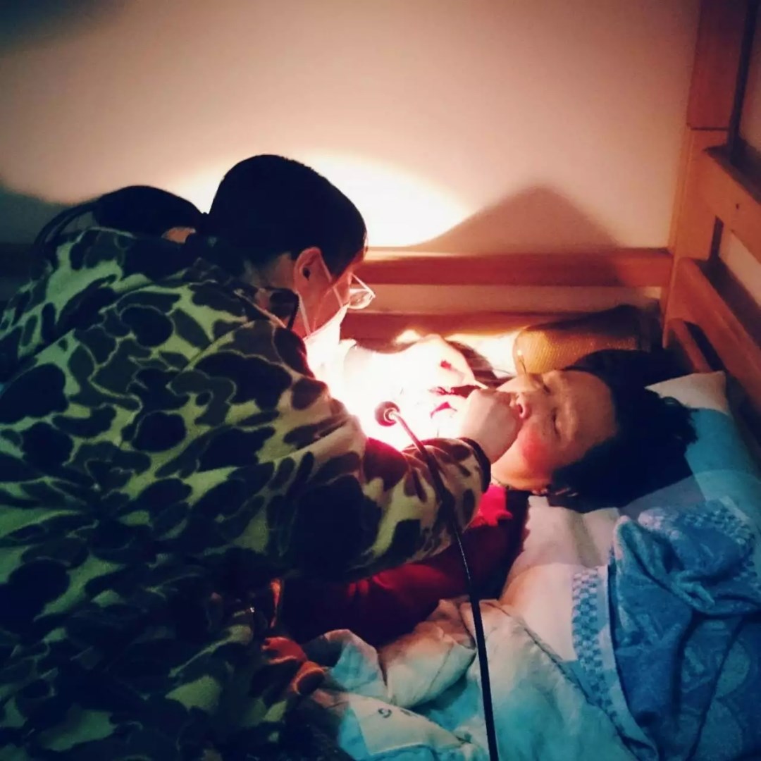 给腰部骨折卧床的老妈护理牙齿2.jpg