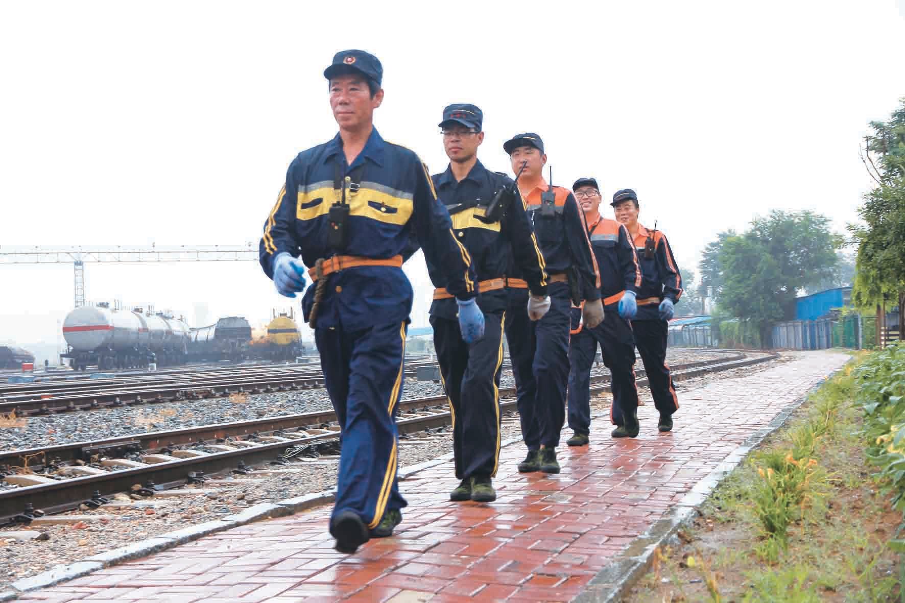 图为卢春义带领徒弟现场演练同去同归图为卢春义带领徒弟现场演练同去同归。王浩　　王浩 摄