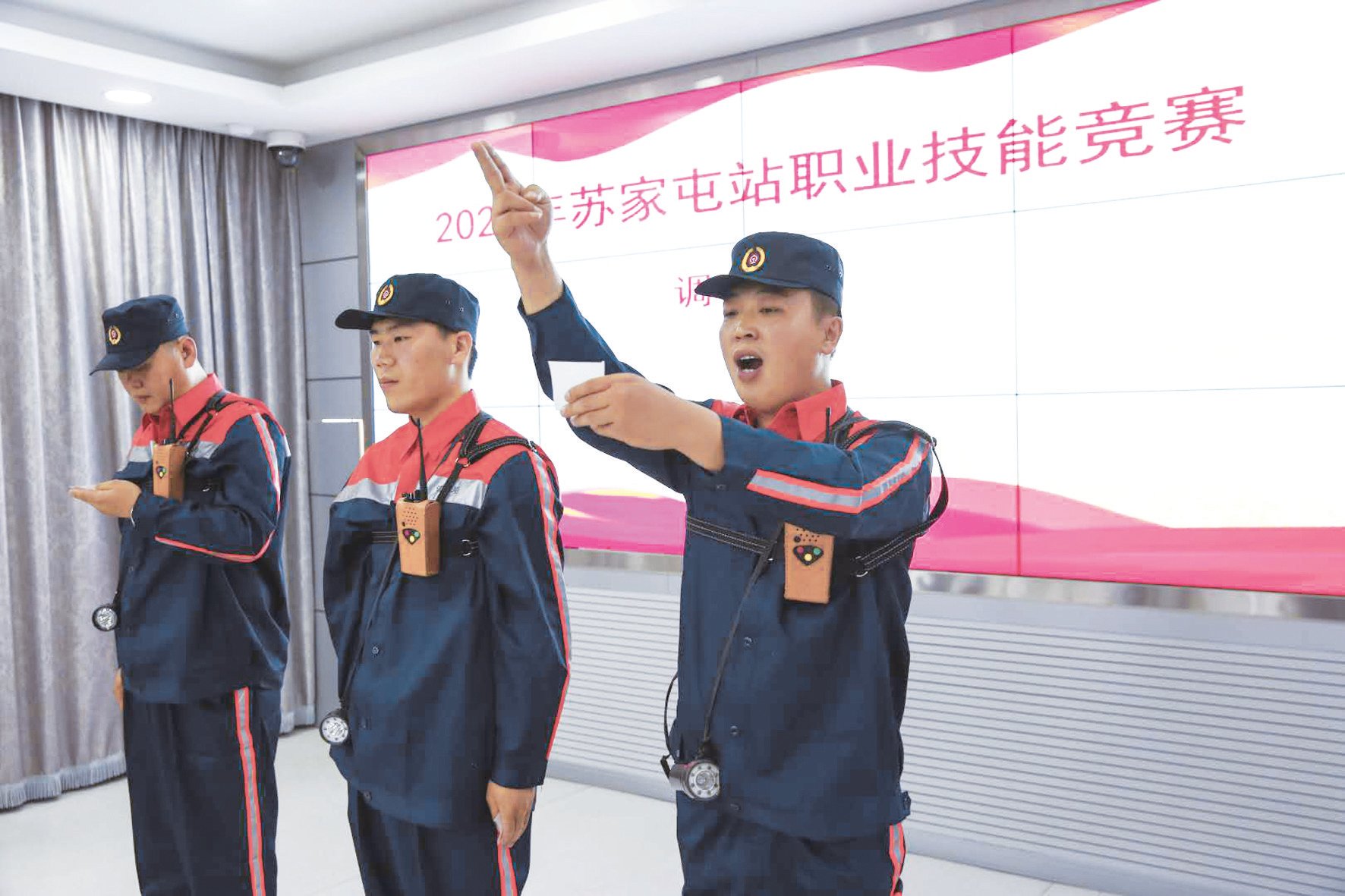 苏 家 屯 站 积极 开 展 调 车 、行车等重点岗位职工 实 训 工 作 ，提升 职 工 业 务 水平 ，为 确 保 运 输安 全 提 供 保 证 。图为该站调车组人员进行平面调车作业演练。　　王忠伟赵　　淼 摄