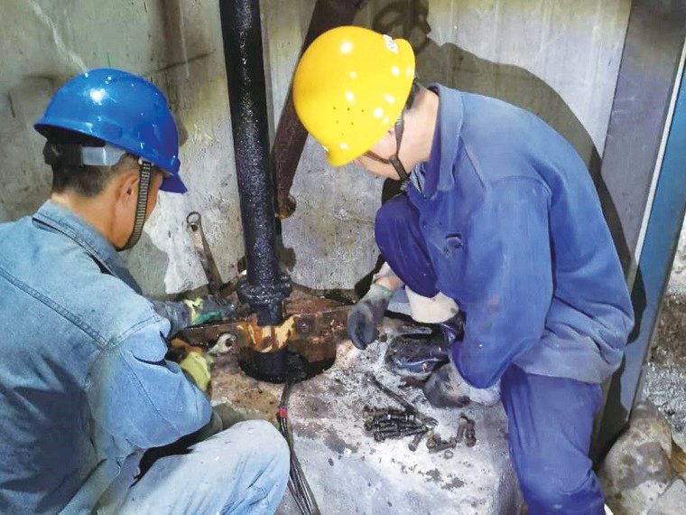 近日，工程建设公司宝清运营项目部针对负责甲方的疏排水及水处理系统运行进行维护检修工作。为提高工作质量，保障秋季运营系统正常运行，该项目部要求检修人员加强责任心，严格按照检修工艺流程及质量验收程序，进一步提高检修质量，确保高质量服务运维工作。　　图为职工维护检修坑排管路设备。　　（石力 摄）