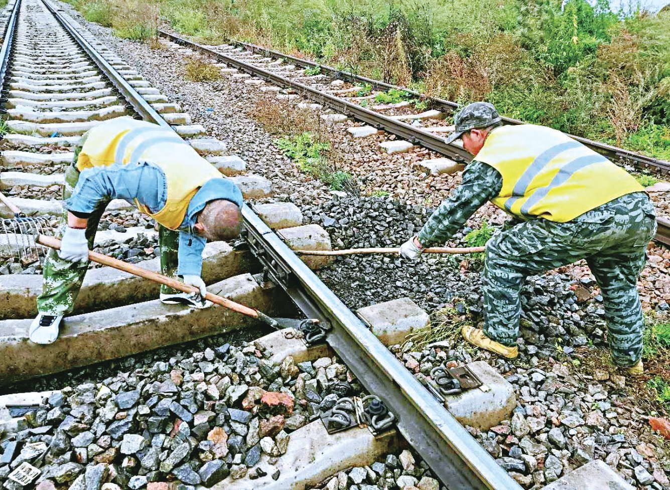 近日，运销公司工电段组织线路工对铁路线路使用多年的轨枕进行集中更换，更换轨枕时，施工人员清除轨枕下的多余碴石后，将新轨枕穿入轨下，根据方轨点拨正位置，拧紧扣件，进行上碴，然后进行下个循环施工。施工地段抽换完毕后进行统一起道、拨道、捣固。所有轨枕更换完毕后，线路的安全系数大大增加，为铁路的运输安全畅通提供切实的保障。　　图为作业人员更换轨枕。　　（王国丰 摄）