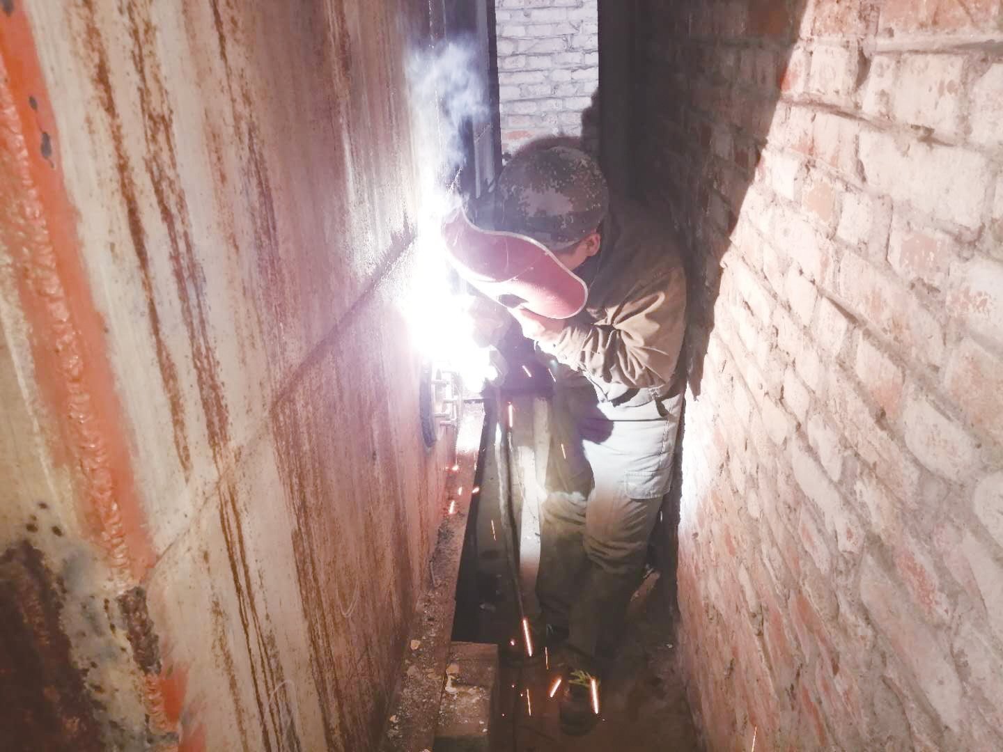 为进一步改善职工洗浴条件，为其创造更好的生产生活环境，近日，运销公司运输段本着为职工办好事、办实事原则，克服诸多困难，对职工浴池进行改善工作。原有的职工浴池水箱储水量小，职工洗澡拥挤，且经常热水供应不上，满足不了洗浴要求，改善后的浴池，加大了水箱容量和增加了淋浴喷头，还对下水管路进行了处理，确保排水畅通。　　图为职工正在对水箱进行焊接改造。　　（张猛 摄）