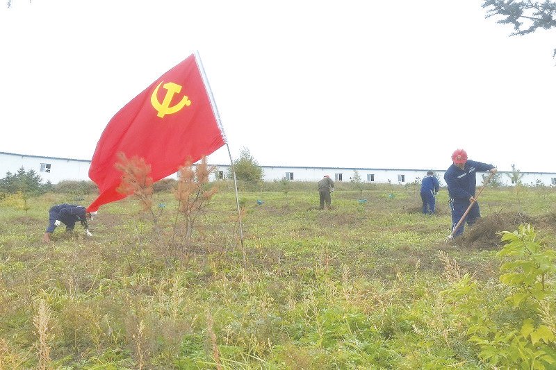 为进一步强化党建团建工作,9 月 19 日上午,扎尼河露天矿水暖队党支部组织党员团员到矿内“初心林”开展清除杂草义务劳动主题党日活动。 活动中,党员团员带着铁锨、耙子等清理工具,对初心林里的杂草、杂物进行认真清理,经过两个小时的辛勤劳动,将200平米杂草全部清除干净,初心林环境得到了改善。 (李永龙 摄) 为进一步强化党建团建工作,9 月 19 日上午,扎尼河露天矿水暖队党支部组织党员团员到矿内“初心林”开展清除杂草义务劳动主题党日活动。 活动中,党员团员带着铁锨、耙子等清理工具,对初心林里的杂草、杂物进行认真清理,经过两个小时的辛勤劳动,将200平米杂草全部清除干净,初心林环境得到了改善。 (李永龙 摄)
