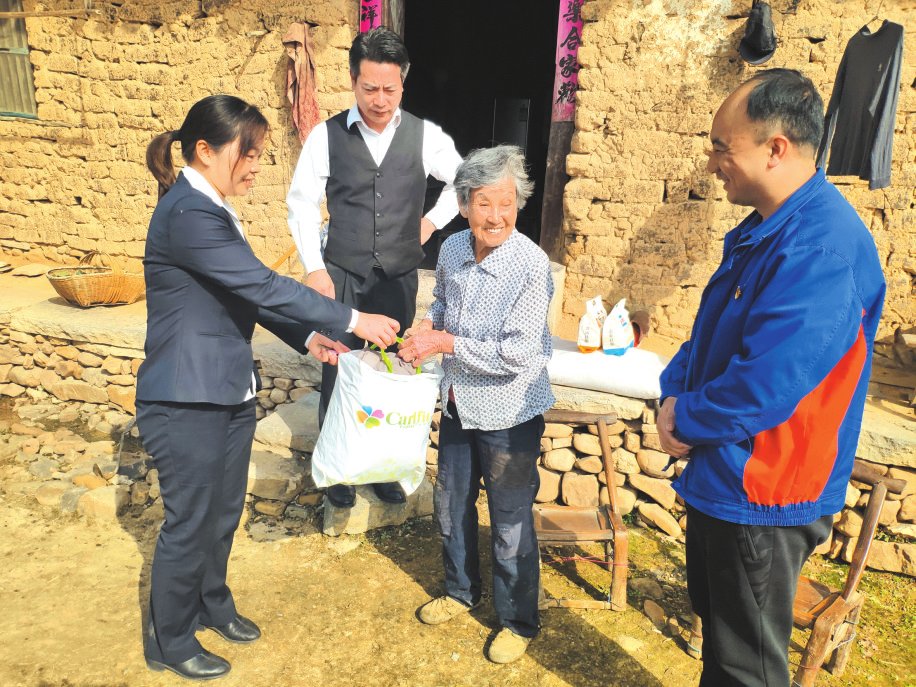 10月23日， 重阳节来临之际， 随岳京山党总支组织党员对下沉社区老人进行节日慰问。 余毅 摄