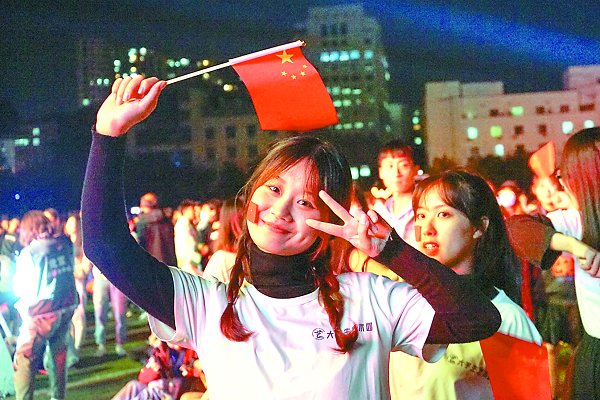 同学们在青春歌会上尽情抒发着爱国热情。