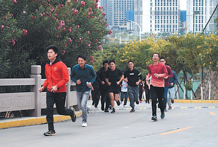 12 月 19 日下午，我校举行迎新春教职工环校跑活动，校领导和 500 多名教职工工会会员参加了活动。自 2015 年首次开展教职工环校跑活动以来，至今已举办了 5 次教职工环校跑活动，环校园跑已经成为我校一项代表性的群众性体育锻炼活动。 （工会）