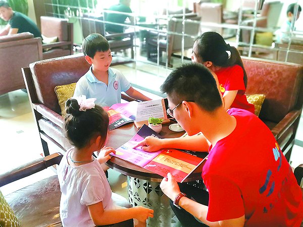 　　负责人邢爱忠向小区孩子们讲解垃圾分类知识。
