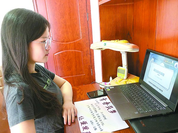 　　团队成员正在为城阳第十一中学教学实验区的同学教授基础课程。