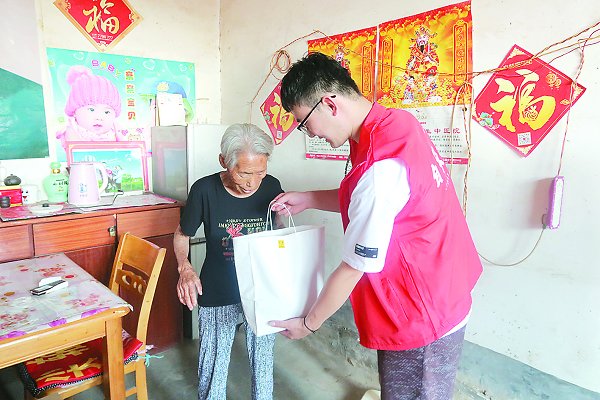 　　为经济困难家庭送去慰问品。