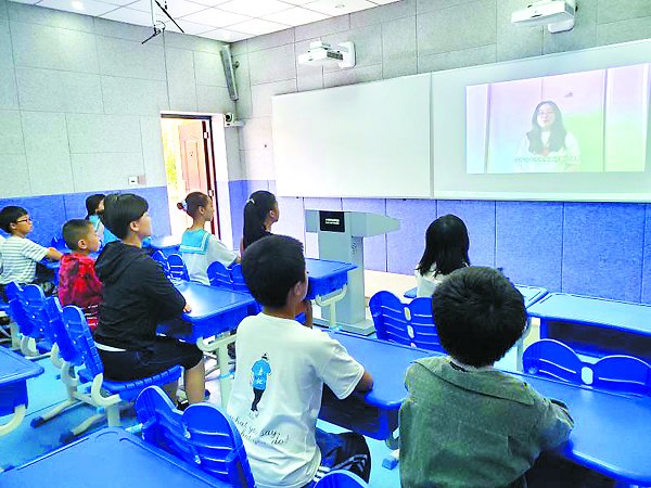 　　海尔希望小学的同学们正在观看民法典宣讲视频。
